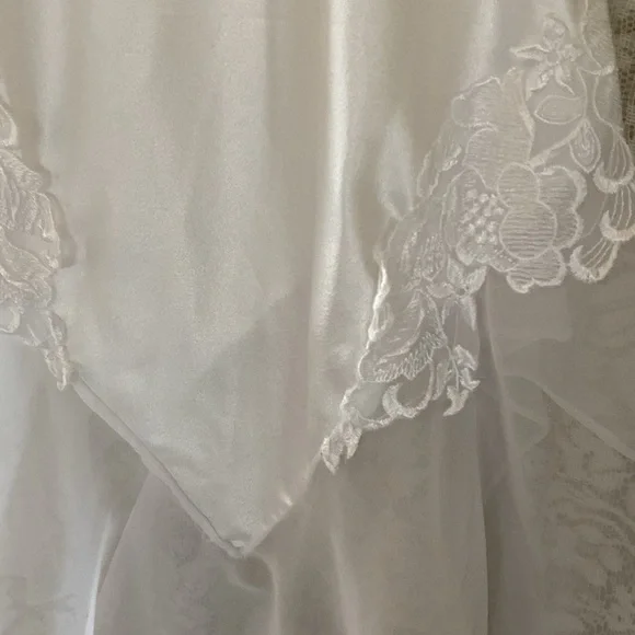 sleepware with satin and chiffon fabric and appliqués. - Picture 2 of 3